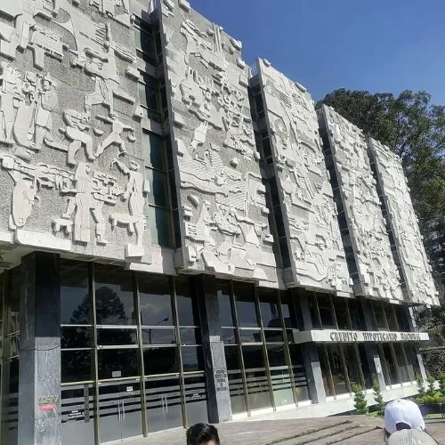 Entrada del Crédito Hipotecario Nacional en Guatemala