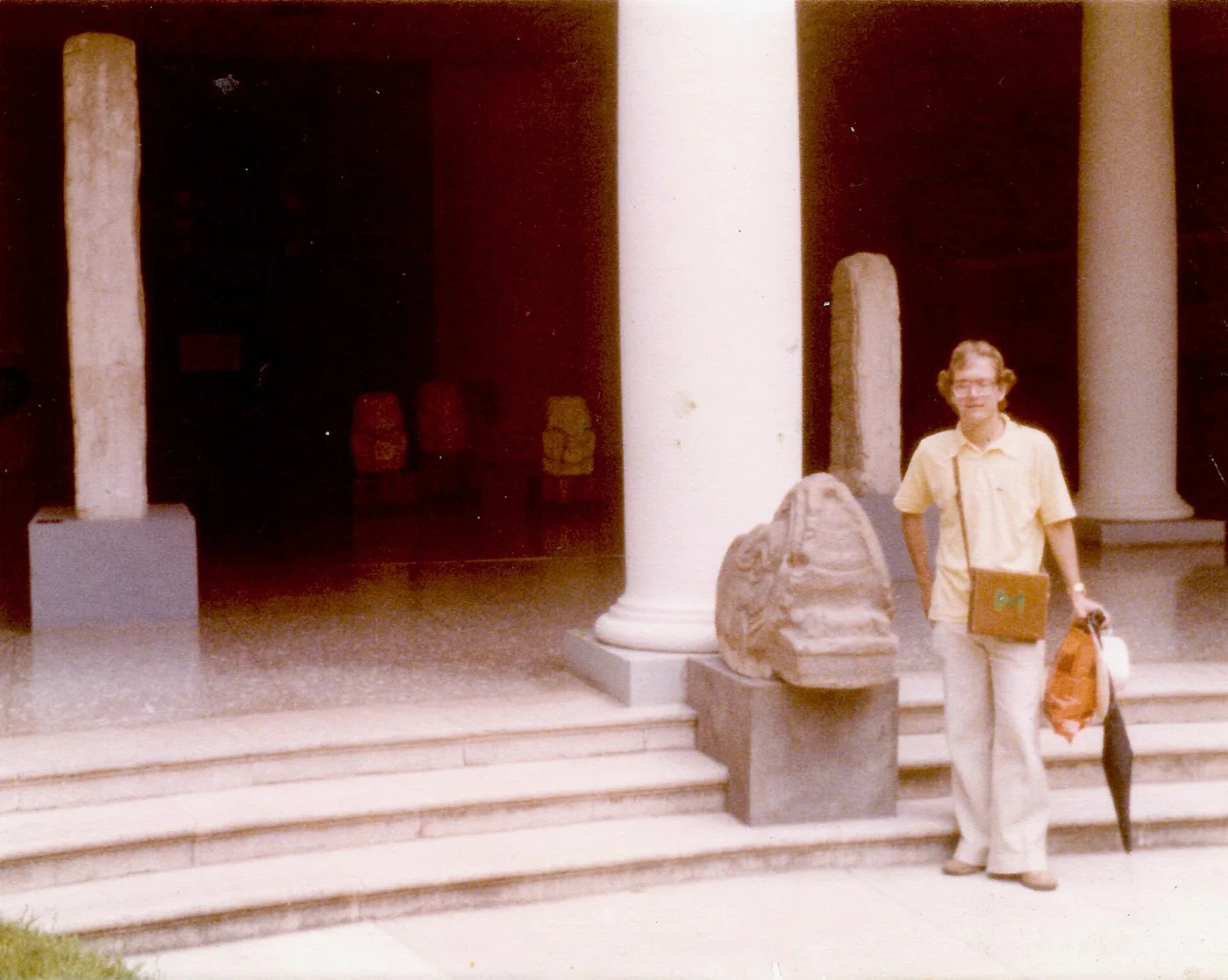 Patio de un museo arqueológico guatemalteco como referencia de visita cultural