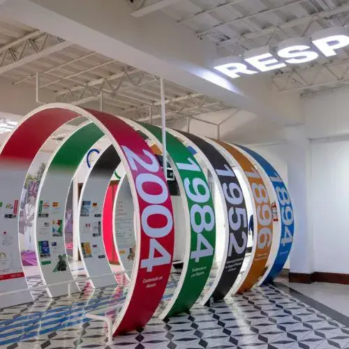 Arcos de colores con años del ciclo olímpico en el Museo del Deporte