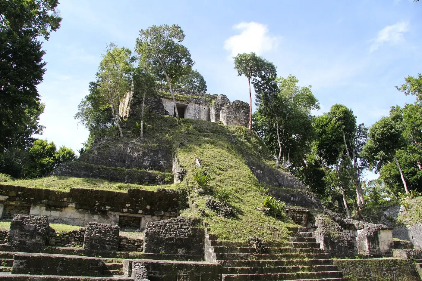 Templo en el sitio arqueológico Nakum, Petén