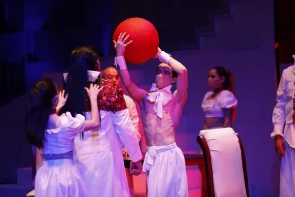 Escena de la recuperación contemporánea de la Ópera Pueblo K’iche’