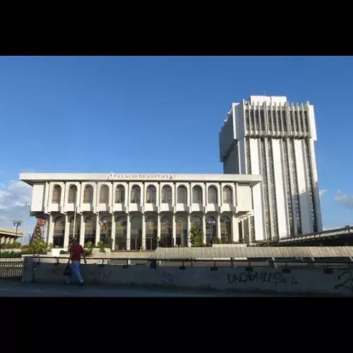 Fachada del Palacio de Justicia de Guatemala con sus arcos