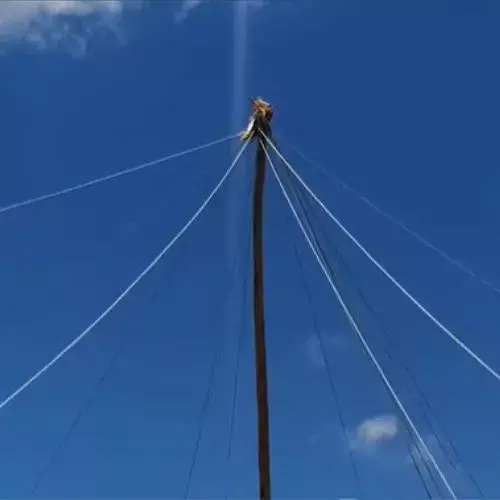 Palo Ensebado elevado durante la feria de San Luis, Petén