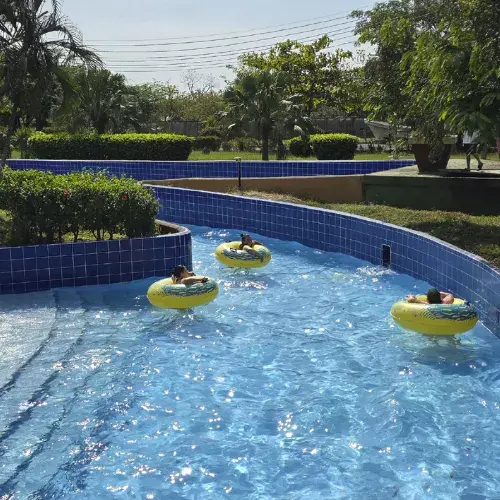 Visitantes recorren un río artificial en flotadores amarillos