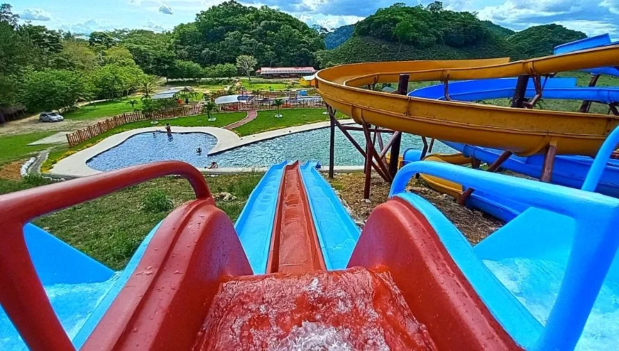 Piscinas y toboganes vistos desde la parte alta del Parque Acuático Nimlapek