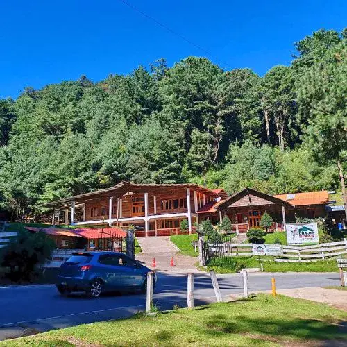 Instalaciones del Parque Ecológico Chajil Siwan junto al bosque