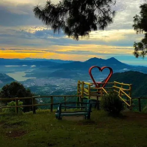 Mirador en forma de corazón con vista a las montañas desde Corazón de Agua