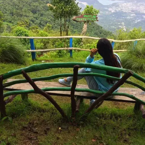 Visitante descansando ante el paisaje montañoso de Corazón de Agua