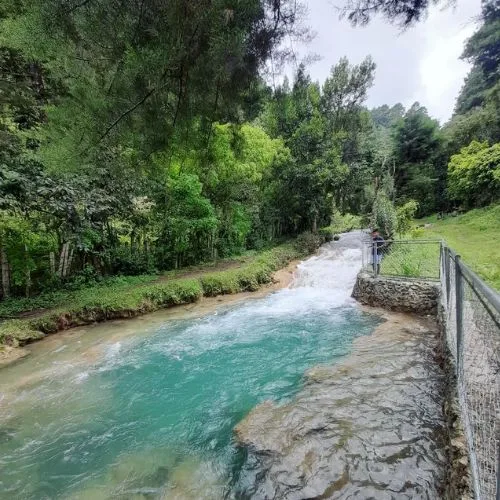 Río de agua turquesa en el Parque Ecológico Don Juan