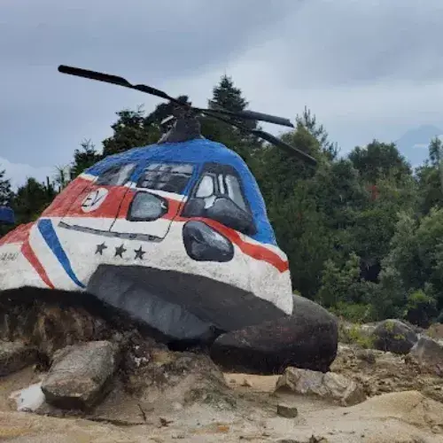Roca pintada con forma de helicóptero en el parque de Totonicapán