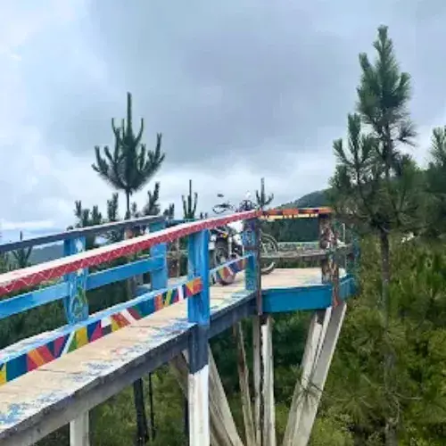Mirador pintado de colores con vista a un bosque en Totonicapán