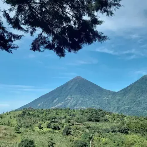 Paisaje de volcanes visto desde un sendero del Parque Ecológico Iquitiú