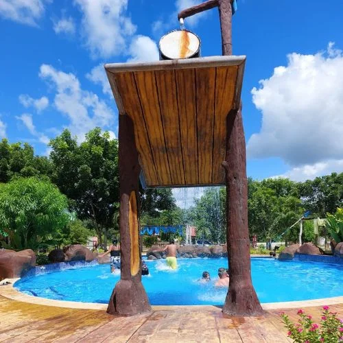 Piscina con estructura de cubeta de agua en el Parque Ecológico Ixponé