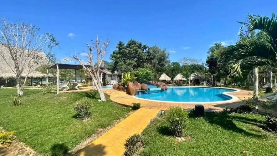Piscina y áreas verdes del Parque Ecológico Ixponé en Santa Ana, Petén