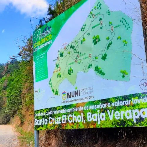 Rótulo con el mapa y los atractivos del Parque Ecológico Las Azucenas