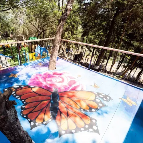 Plataforma decorada con mariposa en el Parque Ecológico Los Encinos