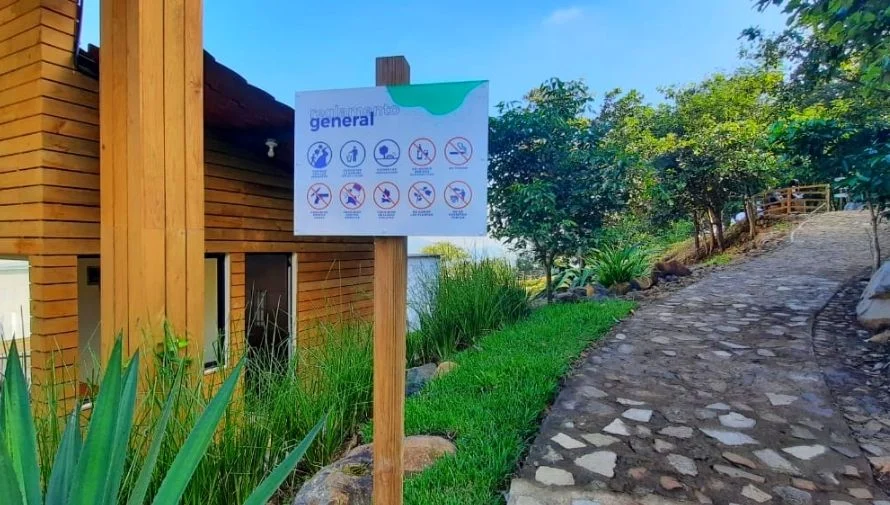 Sendero de piedra y señalización en el Parque Ecológico Pinares