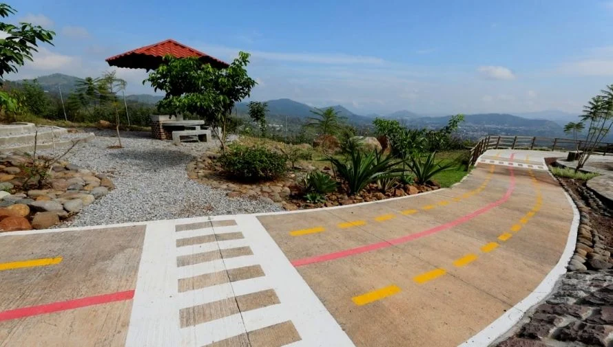 Ciclovía y vista panorámica del Parque Ecológico Pinares
