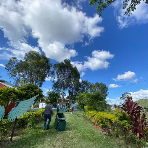 Área verde con alas decorativas y jardines en Hacienda Suiza