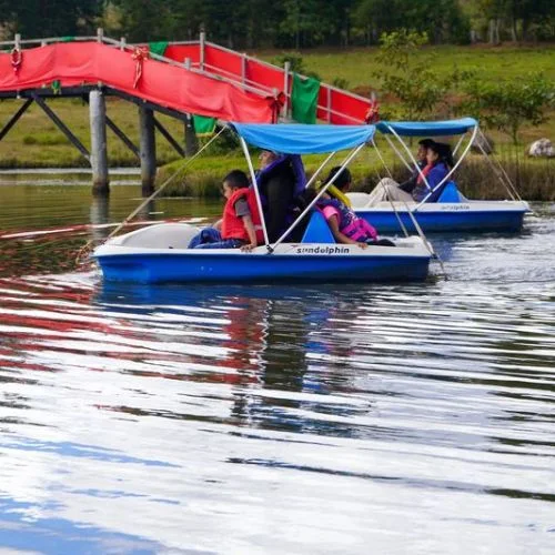 Lanchas y puente sobre la laguna del Parque Riquiac en Chiché