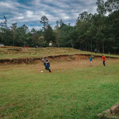 Personas jugando fútbol en un área al aire libre del Parque Riquiac