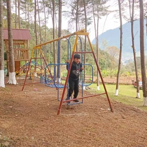 Área de juegos infantiles entre árboles del Parque y Zoológico De León
