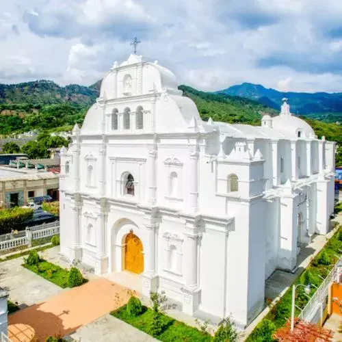 Vista aérea de la Parroquia San Francisco de Asís rodeada por las montañas de Quezaltepeque