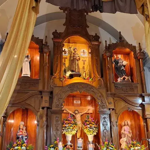 Altar mayor de madera tallada con la imagen de San Francisco en la parroquia de Quezaltepeque