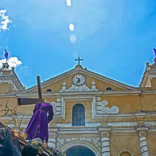 Fachada de la Parroquia San Juan Bautista durante una procesión
