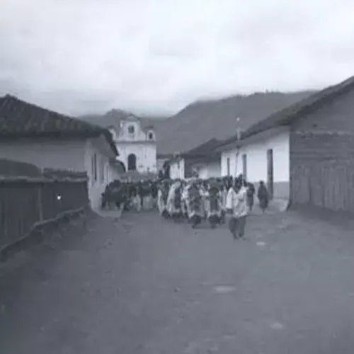 Procesión frente a la antigua iglesia de Santa María Nebaj