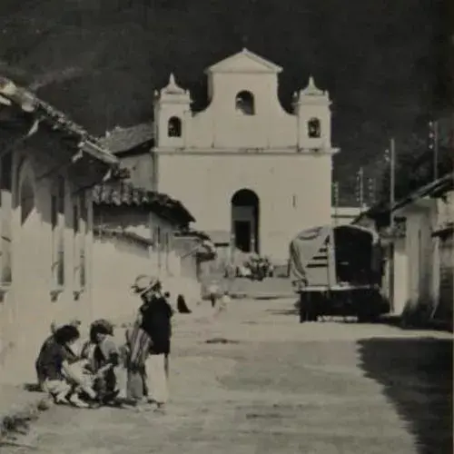 Vista histórica de la iglesia de Santa María Nebaj entre las calles del municipio