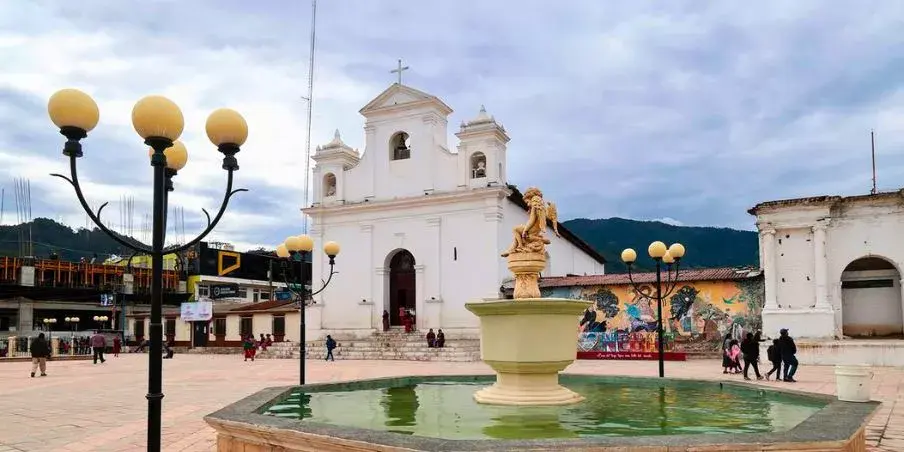 Fachada actual de la Parroquia de Santa María Nebaj frente a la plaza