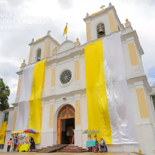 Fachada de la Parroquia Santo Domingo de Guzmán en Mixco durante una celebración