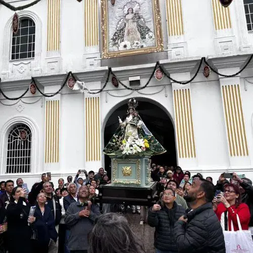 Imagen procesional frente a la Parroquia Santo Domingo de Guzmán en Mixco