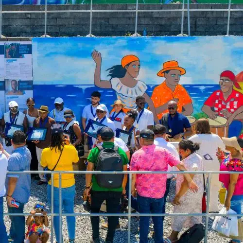 Visitantes frente a un mural colorido del Paseo de las Celebridades Labuga