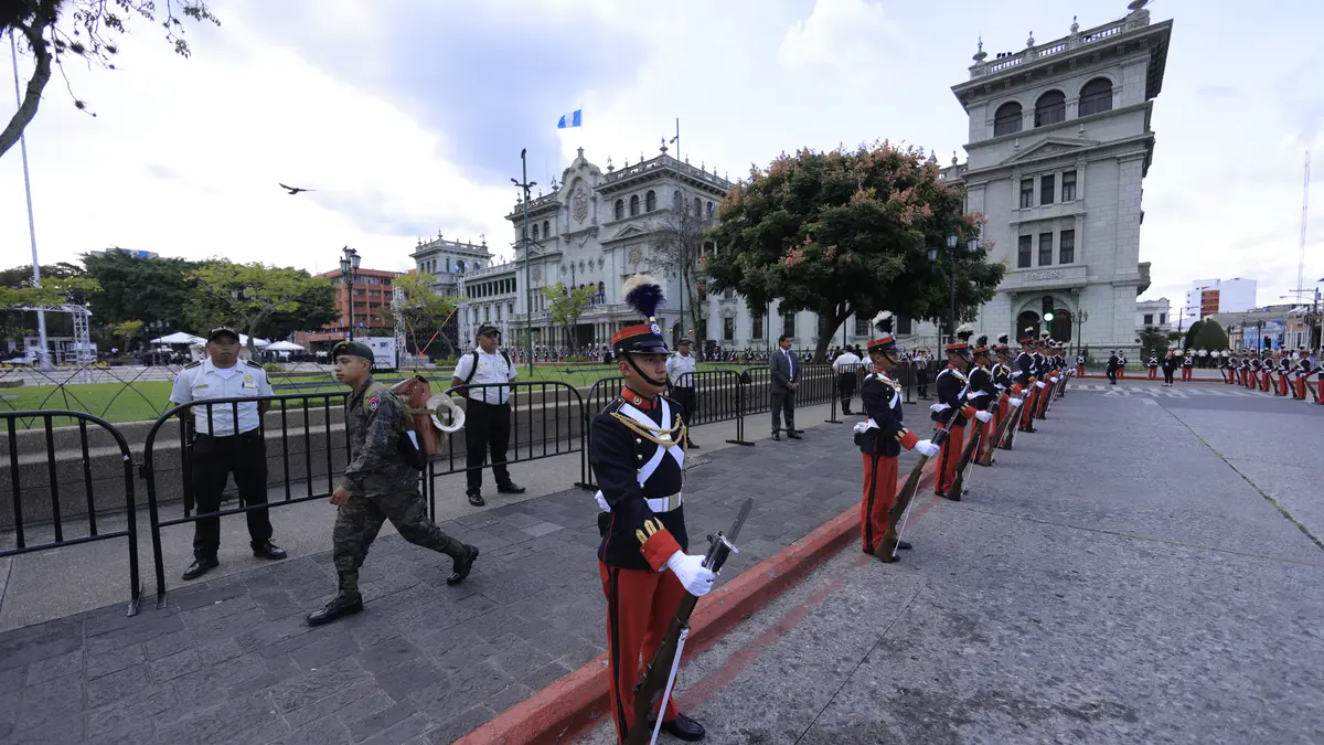 Militares y guardias de honor formados junto a la Plaza de la Constitución, con el Palacio Nacional al fondo