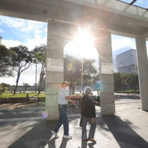 Personas caminando bajo los arcos del Portal de la Sexta