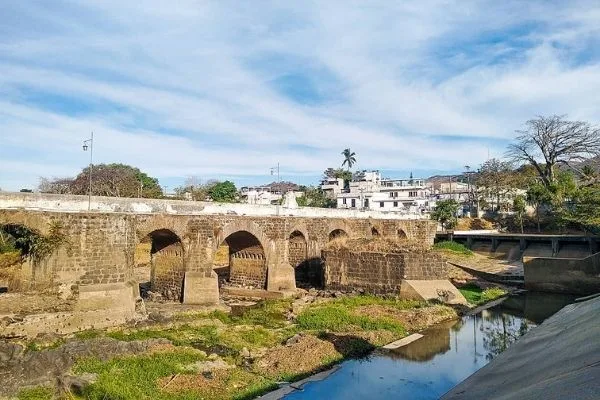 Vista del Puente de los Esclavos en época de menor caudal