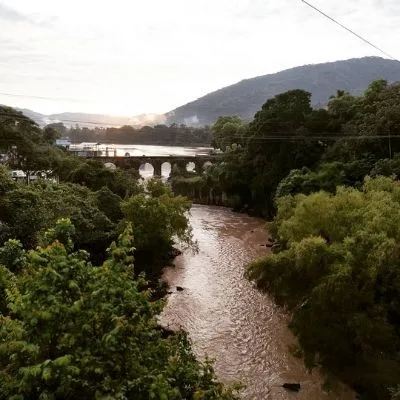 Vista elevada del Puente de los Esclavos y el río