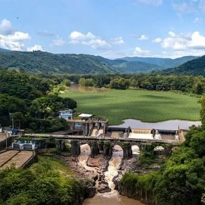 Puente de los Esclavos integrado al paisaje del río