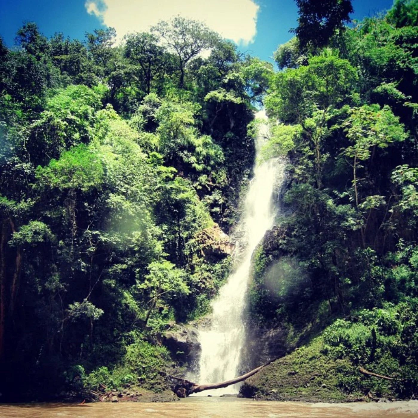 Cascada en Guatemala usada como imagen contextual para la guía de Ram Tzul