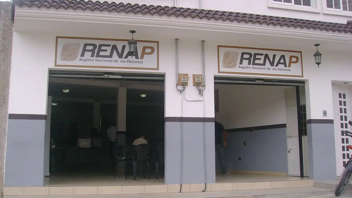 Fachada de una oficina del Renap con letreros institucionales, puerta de acceso y paredes blancas