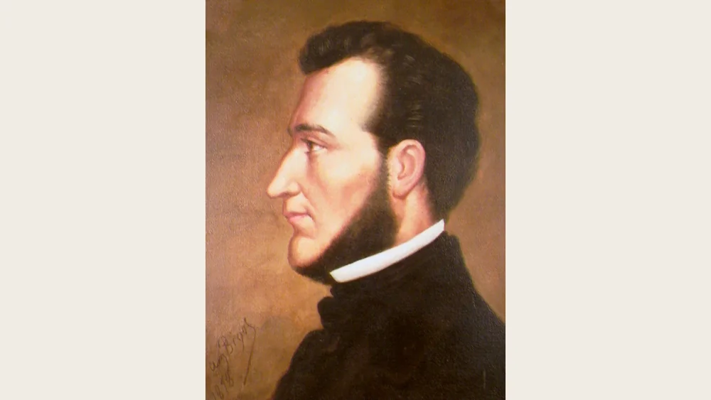 Retrato de perfil de Francisco Morazán, con cabello oscuro y traje negro, sobre fondo ocre