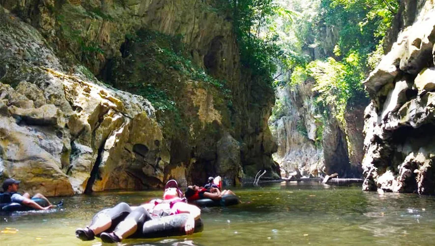 Personas realizan tubing en una piscina natural entre las paredes rocosas de Cañón Seacacar