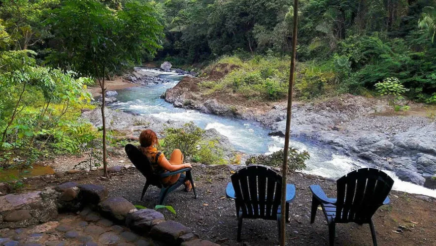 Río de la Reserva Natural Cañón Seacacar con sillas junto al agua y vegetación tropical