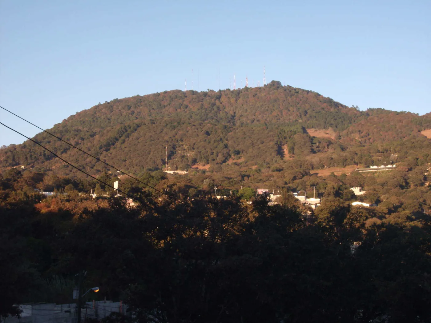 Bosque de montaña guatemalteco como imagen contextual para Häk Yahx Luúm