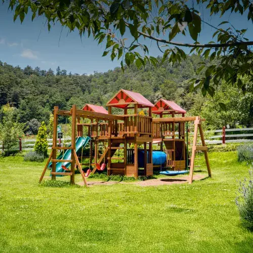 Área de juegos infantiles al aire libre en Rincón Suizo Farm
