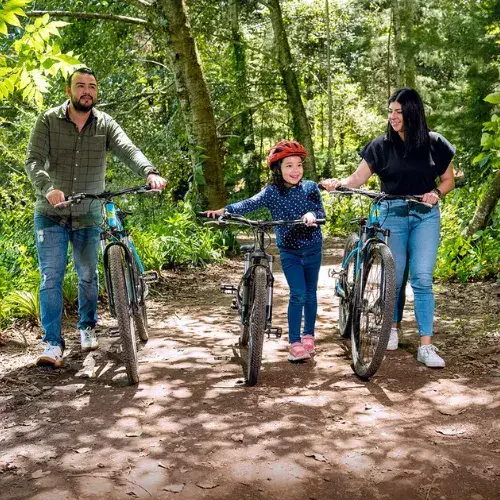 Familia recorriendo un sendero en bicicleta en Rincón Suizo Farm
