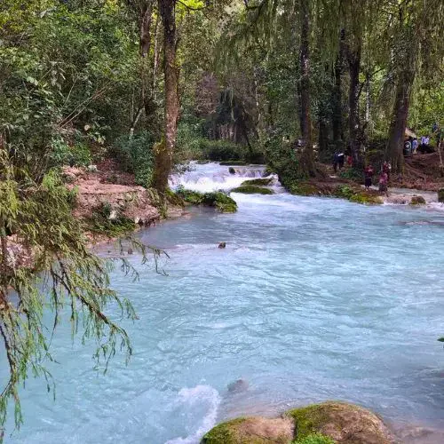 Personas recorren un tramo de aguas turquesas del Río Azul en Huehuetenango