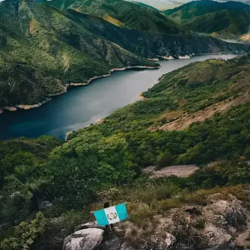 Vista del agua y las montañas del entorno de Río Chixoy